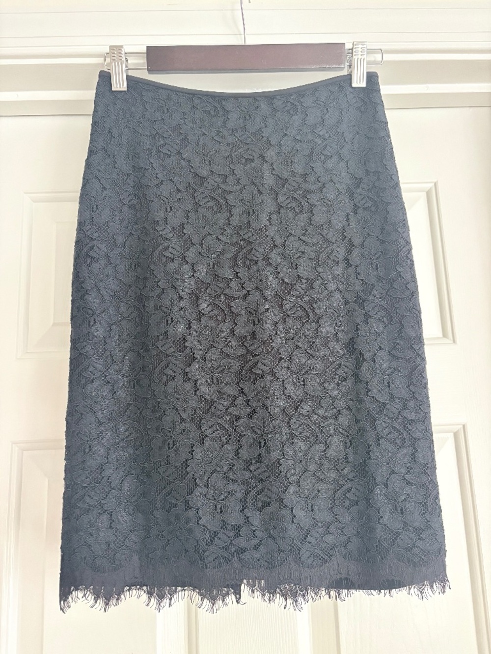 Diane Von Furstenberg Lace Pencil Skirt with Exposed Zipper Size 0 - Picture 3 of 6